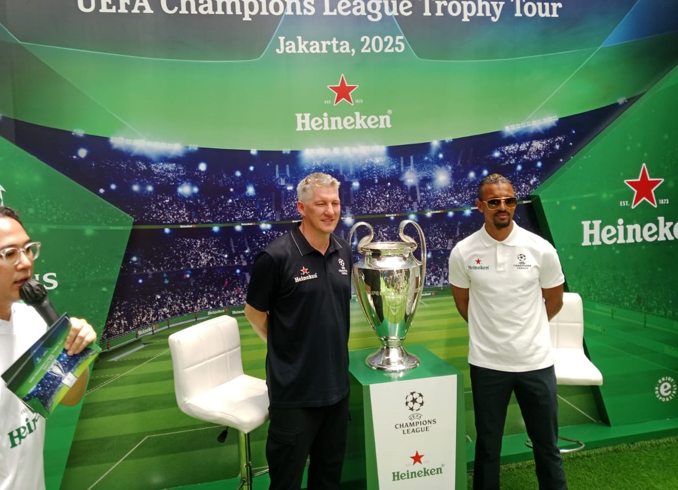 Savor Retirement: Mantan Bintang Man United Kopi-Kopi di Pasar Santa Jaksel dengan Ubi Sebagai Camilan