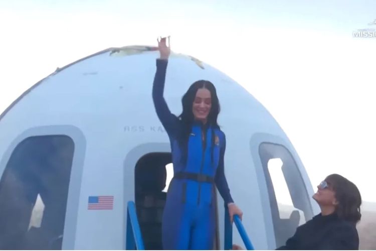 Video: Katy Perry Kembali ke Bumi Usai Misinya di Luar Angkasa dengan Blue Origin
