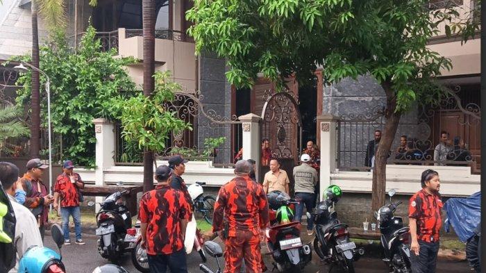JATIM BERHAUSS: KPK Raup Rumah La Nyalla, Pohon Pule Raksasa Tumbang Rusakkan Hunian Warga